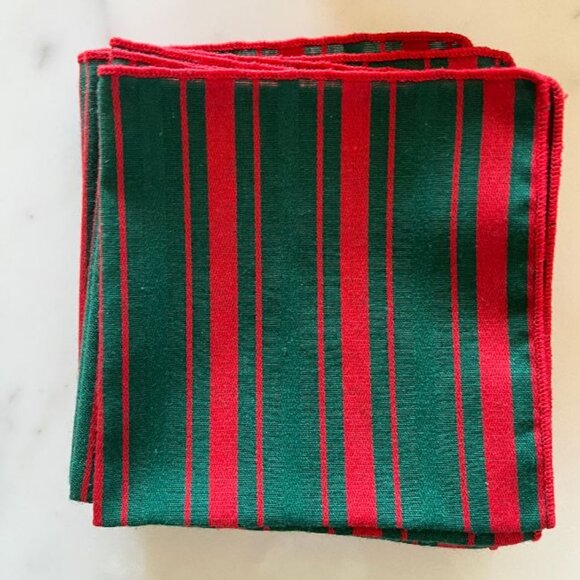 Lot of 30 Cloth Christmas/Holiday Napkins: 18 Dinner & 12 Cocktail Size - Picture 3 of 4